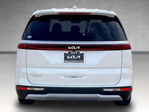 Used 2023 Kia Carnival EX FWD image 5