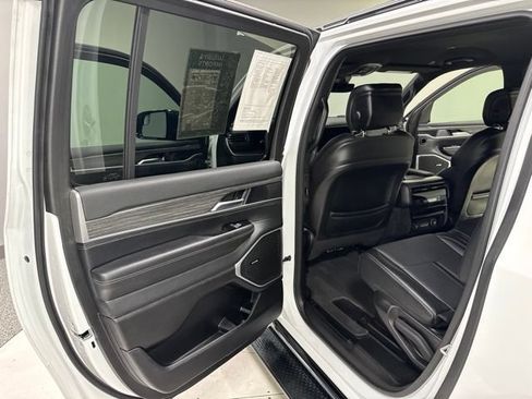 Used 2024 Jeep Wagoneer L Series II w/ Flexible Seating Group AWD/4WD image 27