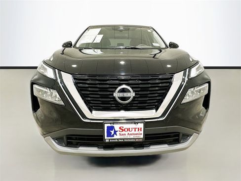 Used 2022 Nissan Rogue SV image 2