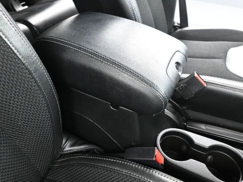 Used 2017 Jeep Wrangler Unlimited Sahara image 25