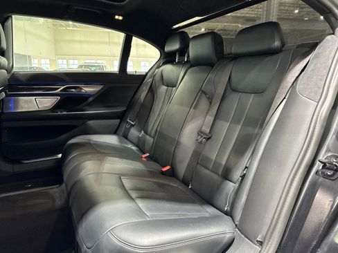 Used 2020 BMW 750i xDrive w/ Executive Package image 40