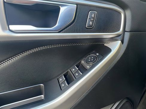 Used 2022 Ford Explorer XLT image 16