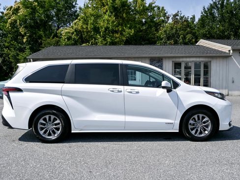 Used 2021 Toyota Sienna LE image 11