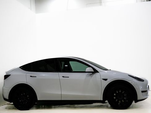 Used 2021 Tesla Model Y Long Range image 5