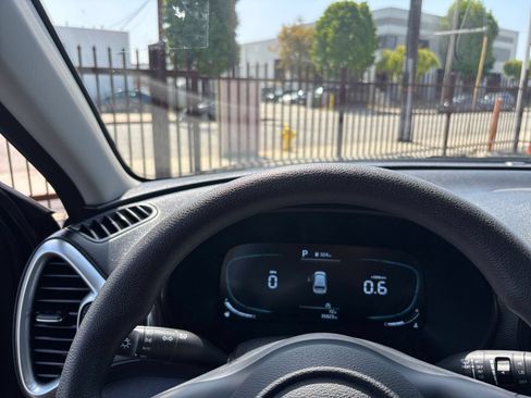 Used 2025 Kia Soul LX w/ LX Technology Package FWD image 34
