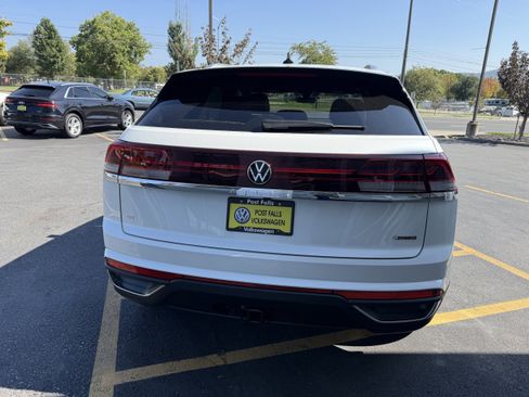 New 2026 Volkswagen Atlas Cross Sport SE w/ Panoramic Sunroof Package AWD/4WD image 8
