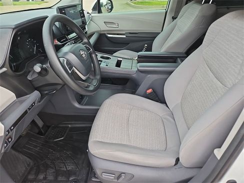 Used 2021 Toyota Sienna LE image 18