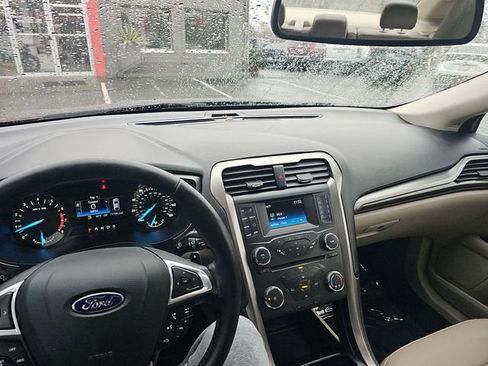 Used 2017 Ford Fusion SE image 29