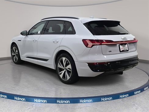 Used 2024 Audi Q8 e-tron Premium image 8