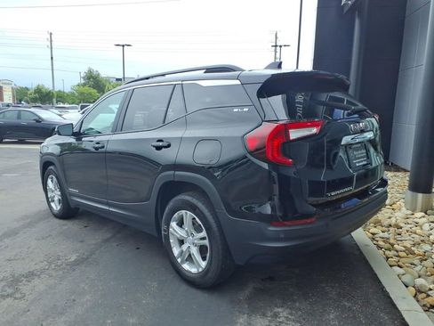 Used 2022 GMC Terrain SLE w/ Driver Convenience Package FWD image 4