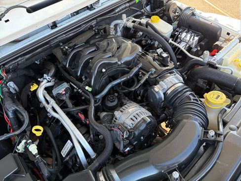 Used 2017 Jeep Wrangler Unlimited Rubicon w/ Connectivity Group image 17