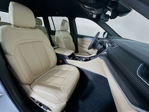 Used 2023 Jeep Grand Cherokee Limited w/ Luxury Tech Group II image 32