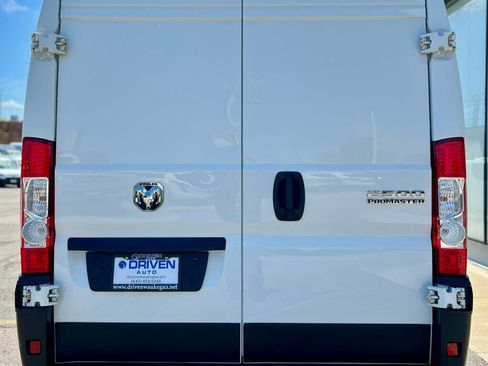 Used 2024 RAM ProMaster 2500 w/ Convenience Group FWD image 4