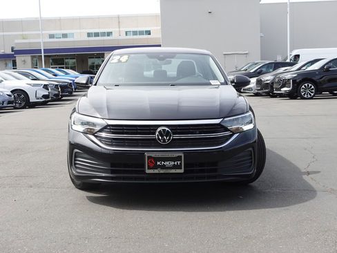 Used 2024 Volkswagen Jetta SE image 3