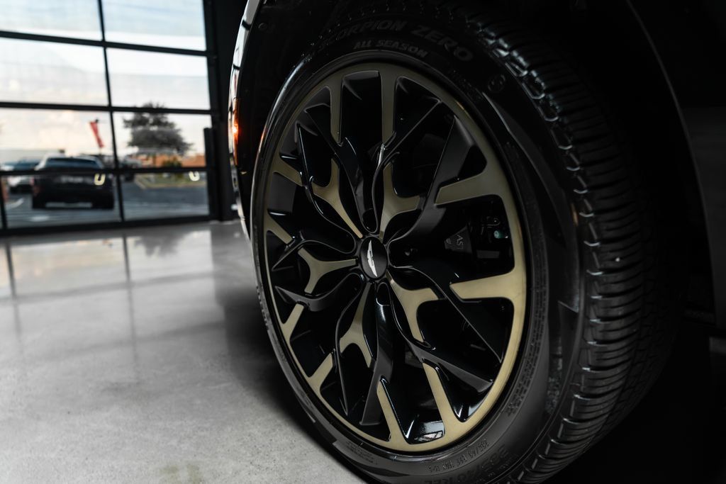 Used 2022 Aston Martin DBX AWD/4WD image 19