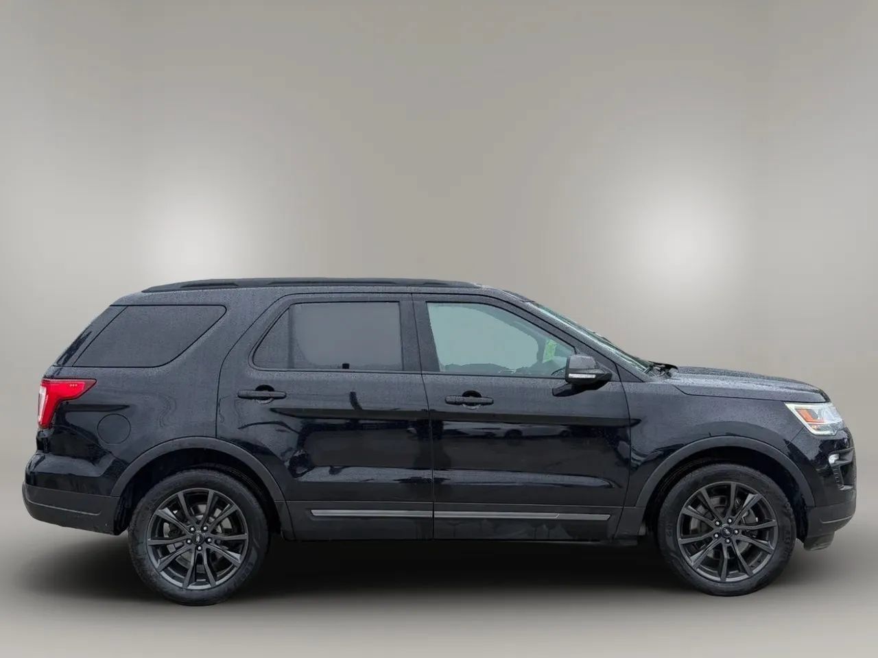 Used 2018 Ford Explorer XLT w/ Equipment Group 202A AWD/4WD image 8