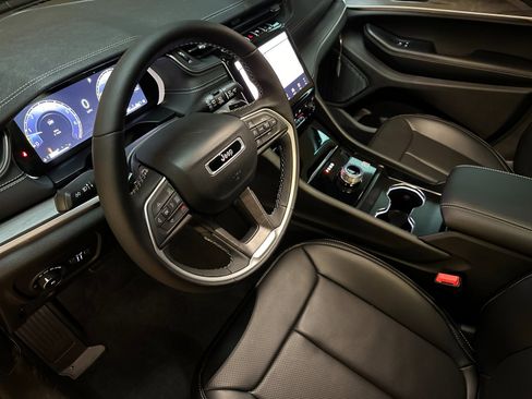 New 2025 Jeep Grand Cherokee L Limited w/ Luxury Tech Group II image 9