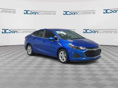 Used 2019 Chevrolet Cruze LT FWD image 2