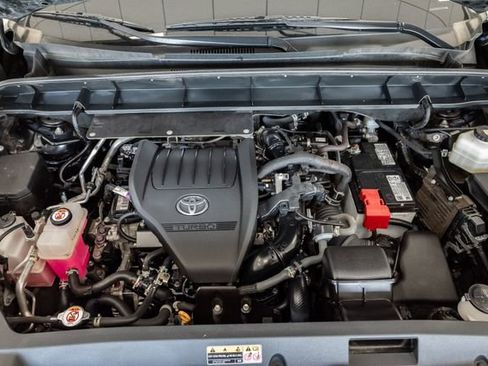 Used 2024 Toyota Highlander LE FWD image 3