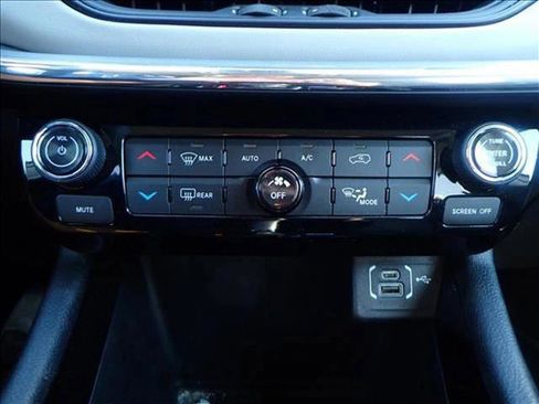 Used 2022 Jeep Compass Limited image 16