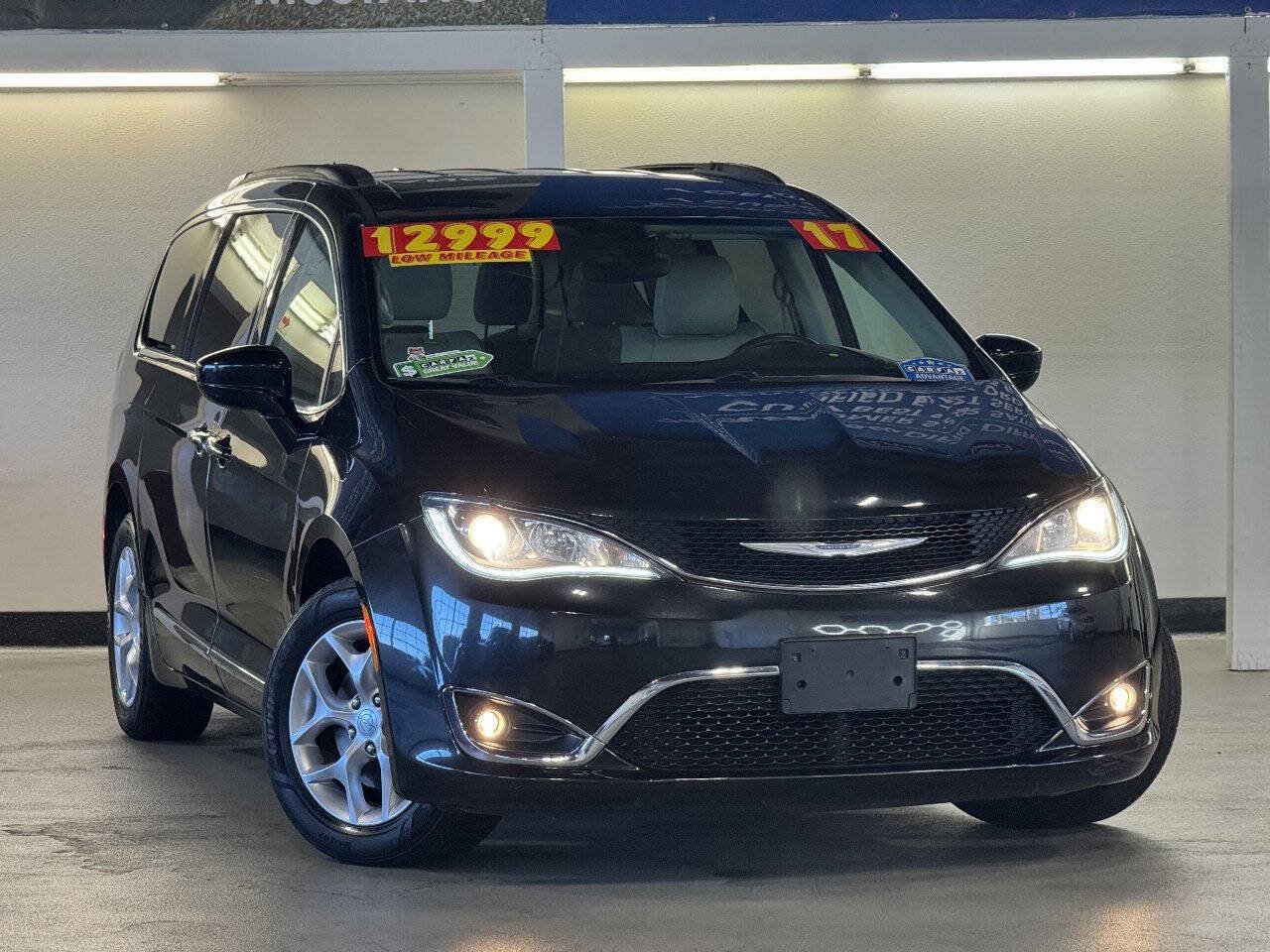 Used 2017 Chrysler Pacifica Touring-L w/ Tire & Wheel Group FWD image 1
