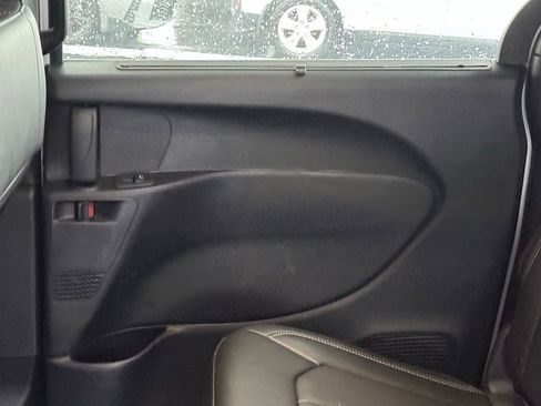 Used 2025 Chrysler Voyager LX image 17