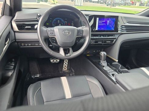 Used 2025 Toyota Camry SE FWD image 8