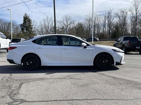 Used 2025 Toyota Camry SE image 6