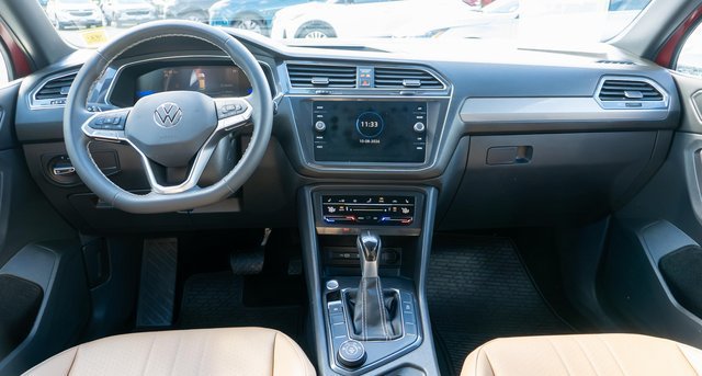 Used 2023 Volkswagen Tiguan SE AWD/4WD image 15