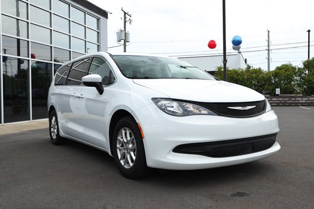Used 2023 Chrysler Voyager LX FWD image 3