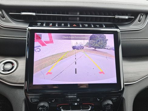 Used 2023 Jeep Grand Cherokee Limited image 33