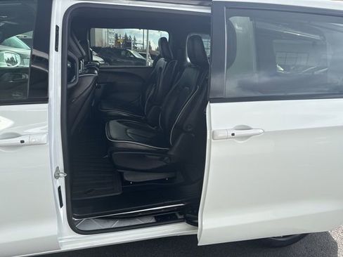 Used 2020 Chrysler Pacifica Limited w/ Advanced Safetytec Group image 18