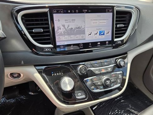 Used 2023 Chrysler Pacifica Touring-L image 24