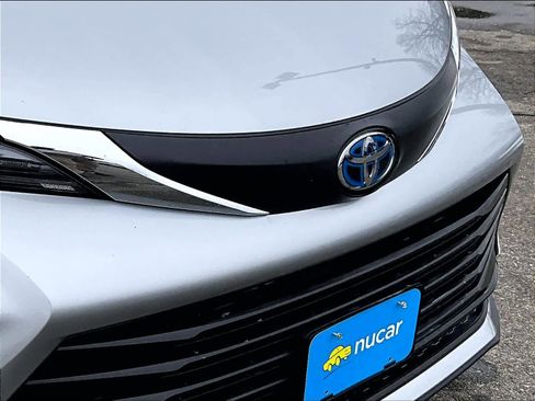 Used 2025 Toyota Sienna LE image 33