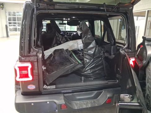 Used 2023 Jeep Wrangler Unlimited Sahara AWD/4WD image 15