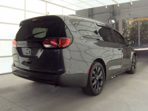 Used 2020 Chrysler Pacifica Limited w/ S Appearance Package FWD image 5