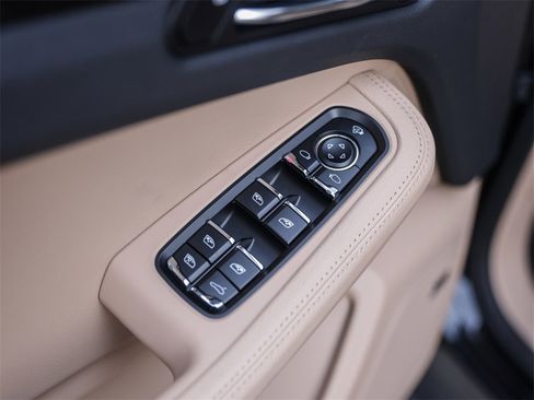 Used 2025 Porsche Macan image 28