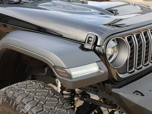 Used 2024 Jeep Gladiator Rubicon w/ Technology Group AWD/4WD image 23