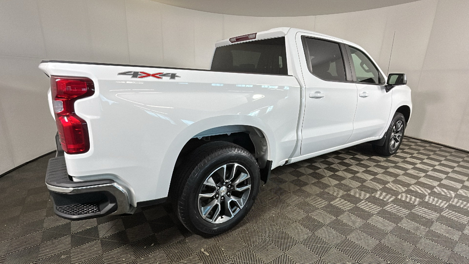Used 2023 Chevrolet Silverado 1500 LT AWD/4WD image 3