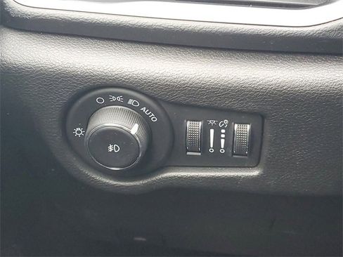 Used 2020 Chrysler Pacifica Touring-L image 19