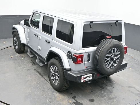 Used 2024 Jeep Wrangler Sahara image 31