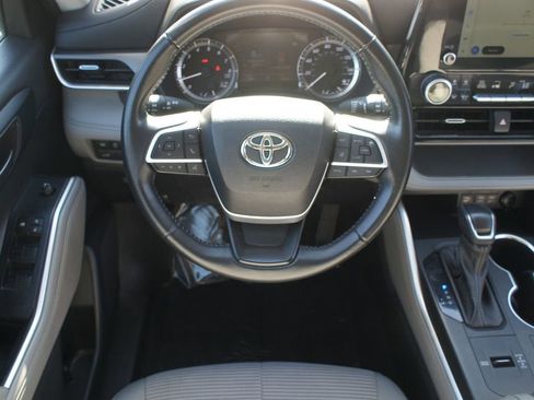 Used 2023 Toyota Highlander LE image 5