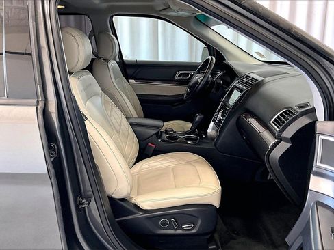 Used 2017 Ford Explorer Platinum image 16