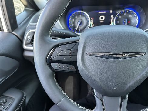 Used 2023 Chrysler Pacifica Touring image 35