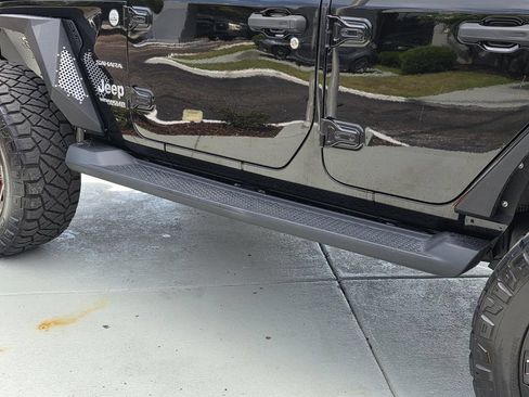 Used 2018 Jeep Wrangler Unlimited Sahara AWD/4WD image 34