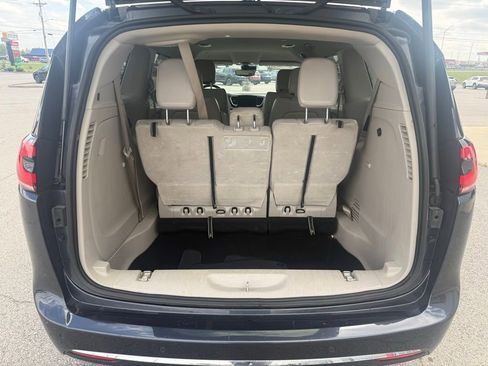 Used 2021 Chrysler Pacifica Touring-L FWD image 12