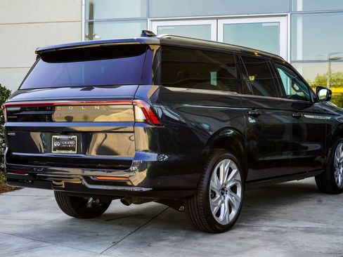 Used 2025 Lincoln Navigator L Reserve AWD/4WD image 11