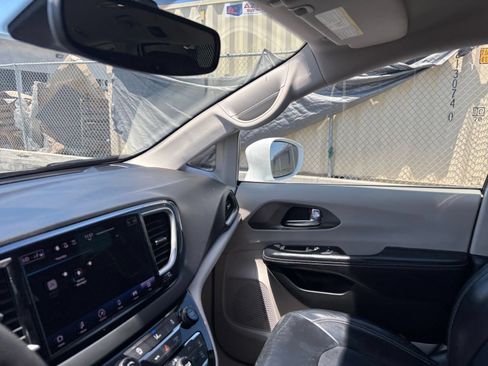 Used 2022 Chrysler Pacifica Touring-L FWD image 38