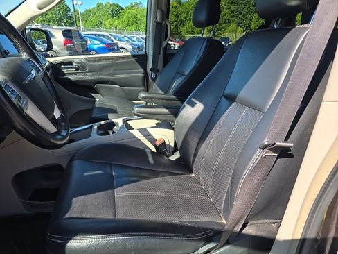 Used 2016 Chrysler Town & Country Touring FWD image 10