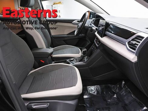 Used 2025 Volkswagen Taos SE AWD/4WD image 23